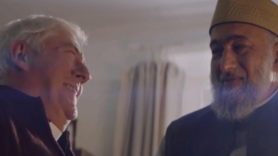  فيديو لعلاقة دافئة بين إمام مسجد وقس مسيحي تنقل رسالة سلام لترامب صورة رقم 1