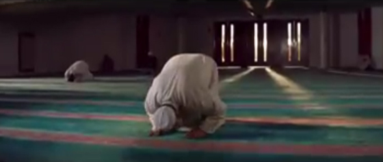  فيديو لعلاقة دافئة بين إمام مسجد وقس مسيحي تنقل رسالة سلام لترامب صورة رقم 6