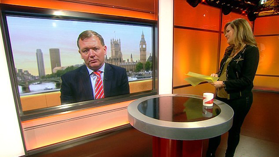 فيديو وصور.. آلام المخاض تداهم مذيعة أخبار على الهواء مباشرة صورة رقم 1