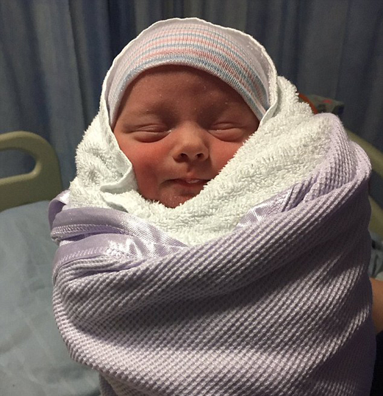 فيديو وصور.. آلام المخاض تداهم مذيعة أخبار على الهواء مباشرة صورة رقم 4