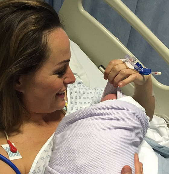 فيديو وصور.. آلام المخاض تداهم مذيعة أخبار على الهواء مباشرة صورة رقم 5