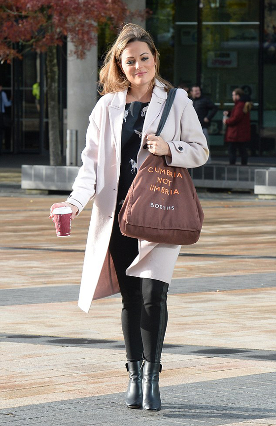 فيديو وصور.. آلام المخاض تداهم مذيعة أخبار على الهواء مباشرة صورة رقم 6