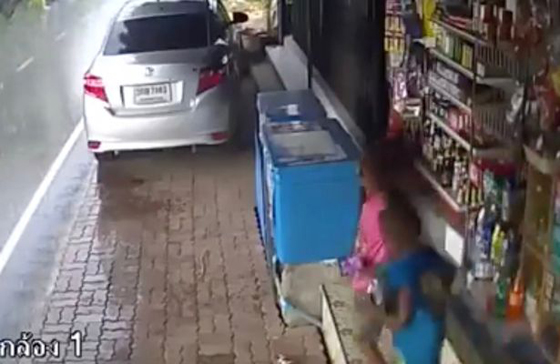  فيديو مروع للحظة دهس طفل وهو يلهو تحت المطر بتايلاند صورة رقم 3