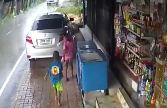  فيديو مروع للحظة دهس طفل وهو يلهو تحت المطر بتايلاند صورة رقم 4