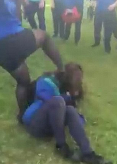 طرد طالبتين من مدرسة بعد معركة شرسة بينهما.. فيديو صورة رقم 1