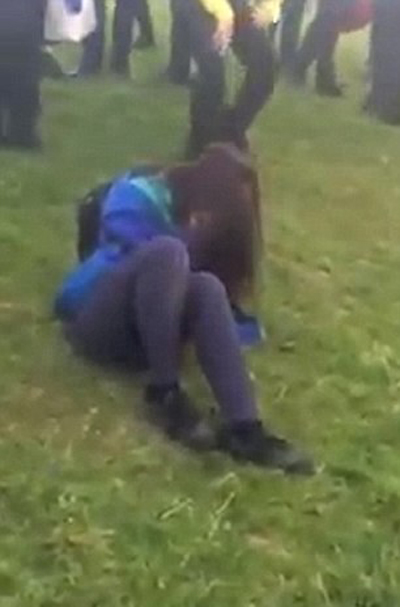 طرد طالبتين من مدرسة بعد معركة شرسة بينهما.. فيديو صورة رقم 2