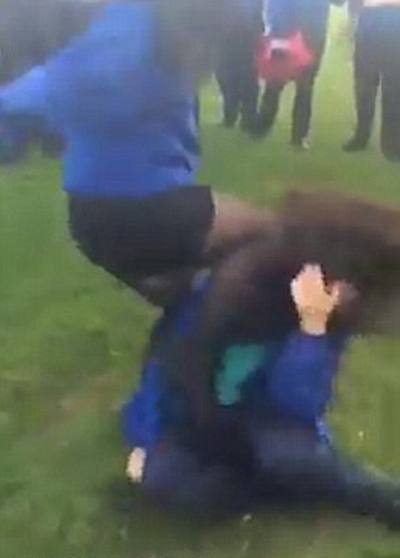 طرد طالبتين من مدرسة بعد معركة شرسة بينهما.. فيديو صورة رقم 3