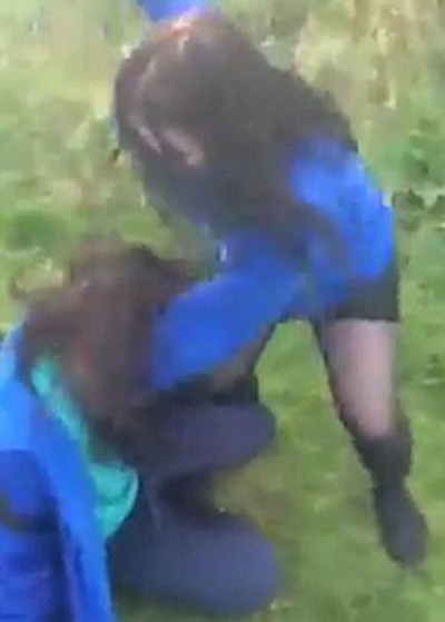 طرد طالبتين من مدرسة بعد معركة شرسة بينهما.. فيديو صورة رقم 4