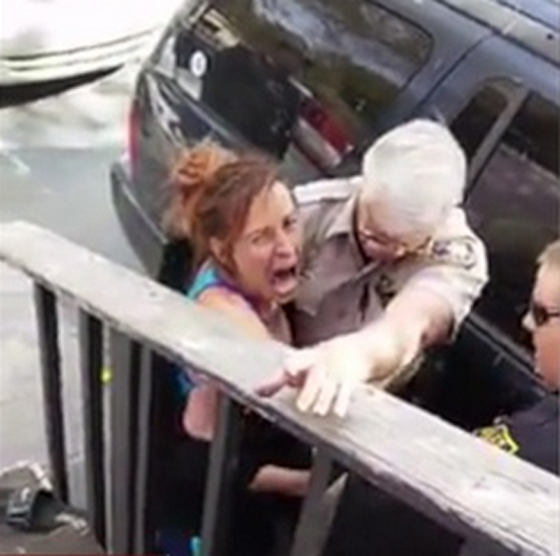 ايقاف شرطي امريكي بعد ان وجه لكمة لامرأة اثناء اعتقالها.. فيديو صورة رقم 5