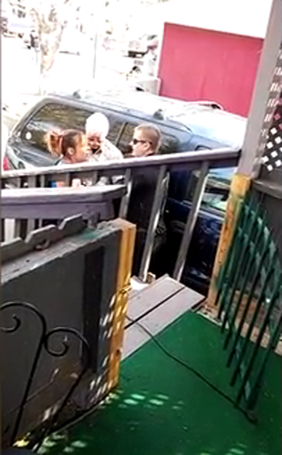 ايقاف شرطي امريكي بعد ان وجه لكمة لامرأة اثناء اعتقالها.. فيديو صورة رقم 3