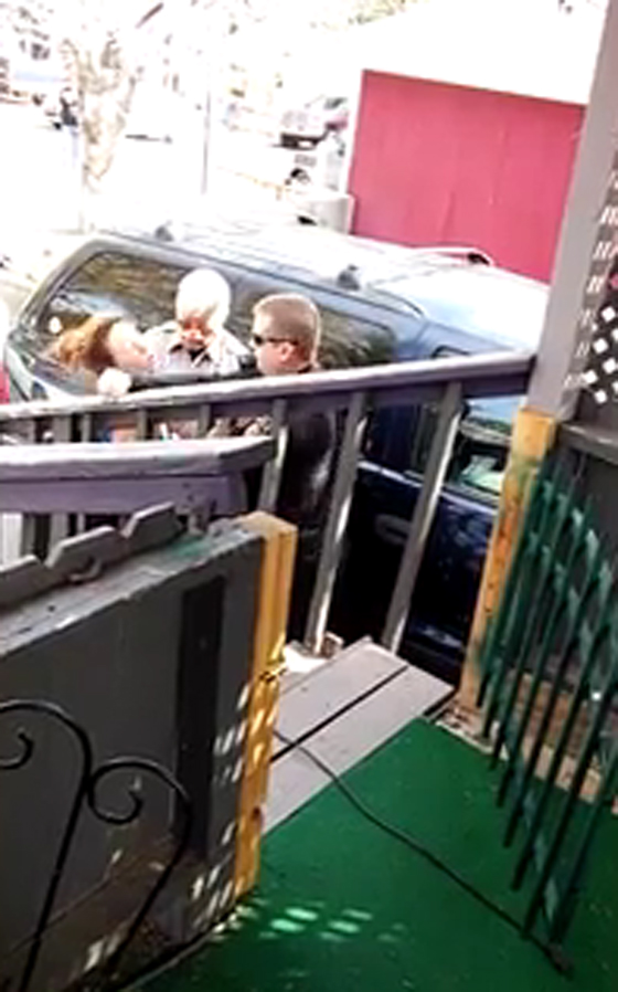 ايقاف شرطي امريكي بعد ان وجه لكمة لامرأة اثناء اعتقالها.. فيديو صورة رقم 4