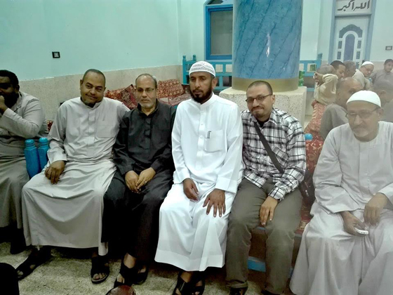 قصة وفاء.. سعودي يقطع آلاف الأميال ليقبل يد معلمه المصري بعد 41 عاما صورة رقم 4