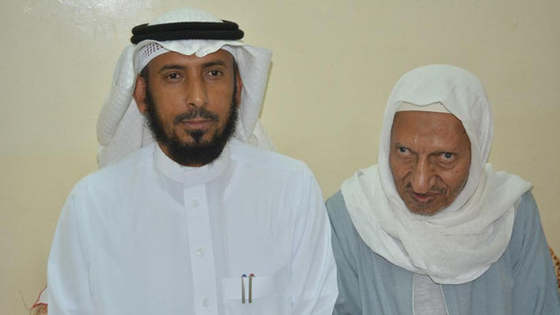 قصة وفاء.. سعودي يقطع آلاف الأميال ليقبل يد معلمه المصري بعد 41 عاما صورة رقم 1