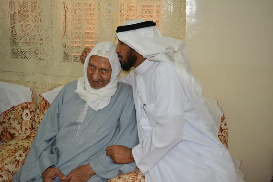 قصة وفاء.. سعودي يقطع آلاف الأميال ليقبل يد معلمه المصري بعد 41 عاما صورة رقم 2