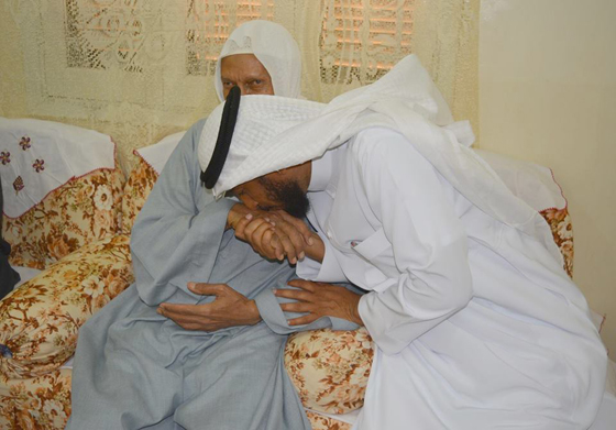 قصة وفاء.. سعودي يقطع آلاف الأميال ليقبل يد معلمه المصري بعد 41 عاما صورة رقم 6