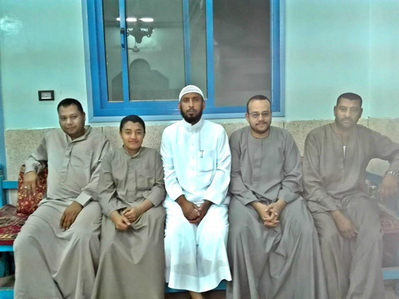 قصة وفاء.. سعودي يقطع آلاف الأميال ليقبل يد معلمه المصري بعد 41 عاما صورة رقم 7