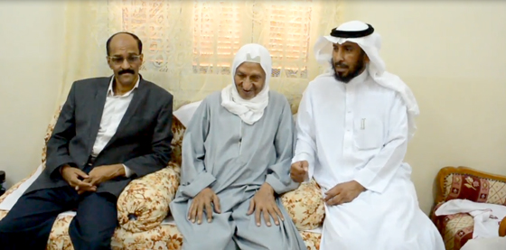 قصة وفاء.. سعودي يقطع آلاف الأميال ليقبل يد معلمه المصري بعد 41 عاما صورة رقم 3