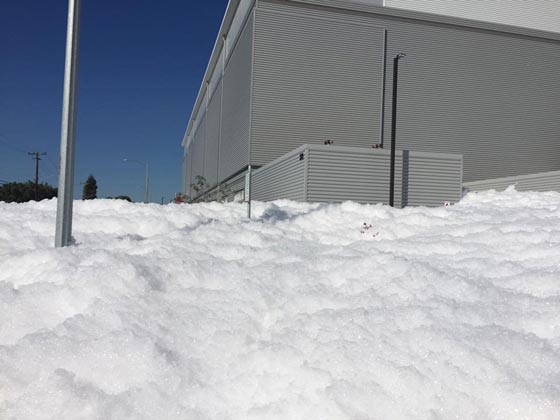 فيديو غريب: رغوة بيضاء غامضة تجتاح شوارع كاليفورنيا! صورة رقم 2