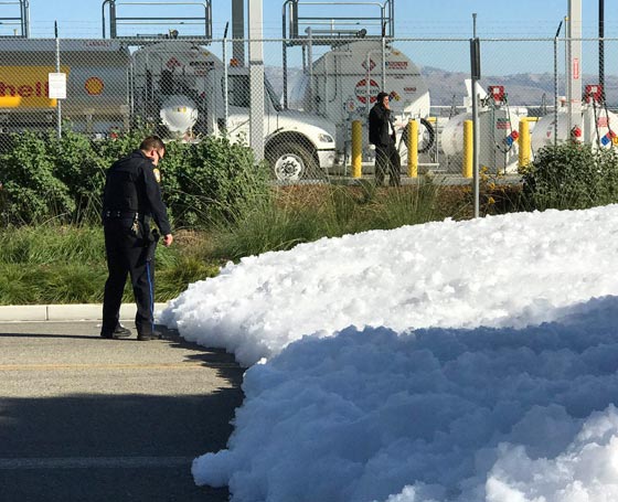 فيديو غريب: رغوة بيضاء غامضة تجتاح شوارع كاليفورنيا! صورة رقم 3