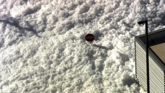 فيديو غريب: رغوة بيضاء غامضة تجتاح شوارع كاليفورنيا! صورة رقم 5