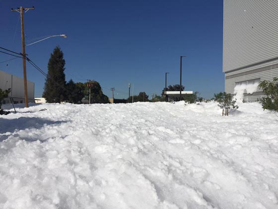 فيديو غريب: رغوة بيضاء غامضة تجتاح شوارع كاليفورنيا! صورة رقم 6