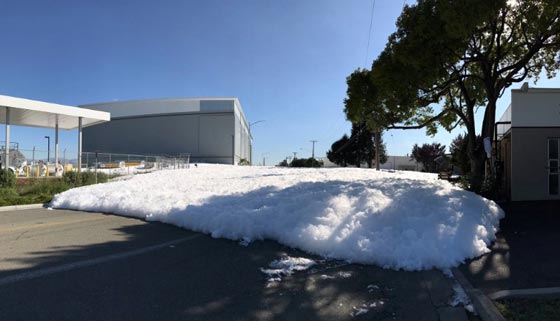 فيديو غريب: رغوة بيضاء غامضة تجتاح شوارع كاليفورنيا! صورة رقم 8