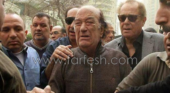  صور محمود عبد العزيز ماشيا في جنازته ...كيف يعقل ذلك؟ صورة رقم 2