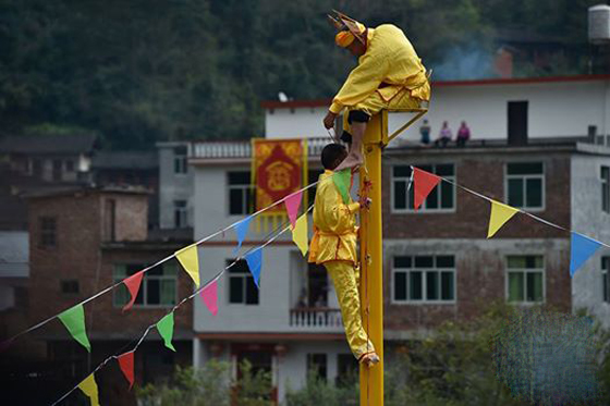 بالفيديو: صينيون يتسلقون (السلم الغادر) المصمم من 36 شفرة حادة صورة رقم 2