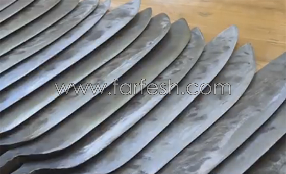 بالفيديو: صينيون يتسلقون (السلم الغادر) المصمم من 36 شفرة حادة صورة رقم 3