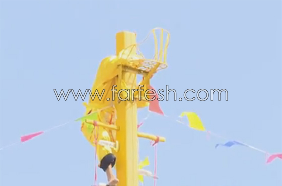 بالفيديو: صينيون يتسلقون (السلم الغادر) المصمم من 36 شفرة حادة صورة رقم 4