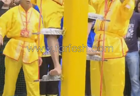 بالفيديو: صينيون يتسلقون (السلم الغادر) المصمم من 36 شفرة حادة صورة رقم 6