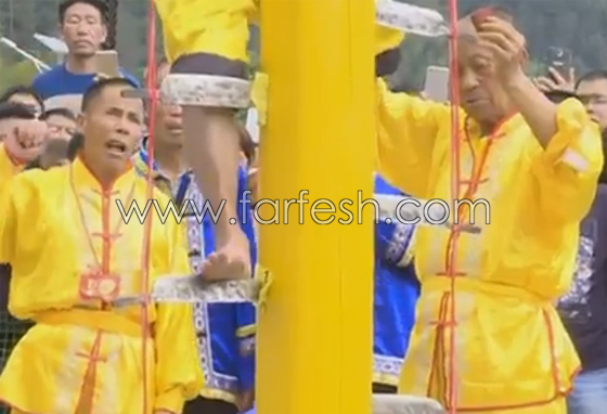 بالفيديو: صينيون يتسلقون (السلم الغادر) المصمم من 36 شفرة حادة صورة رقم 7