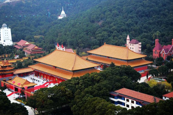 أغنى قرية في العالم: تمنح كل ساكن سيارة وفيلا صورة رقم 11