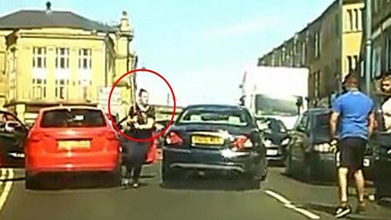 امرأة تعتدي بعصا بيسبول على تاجر سيارات بعد فشل صفقة البيع.. فيديو صورة رقم 1