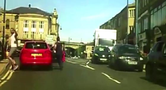 امرأة تعتدي بعصا بيسبول على تاجر سيارات بعد فشل صفقة البيع.. فيديو صورة رقم 2