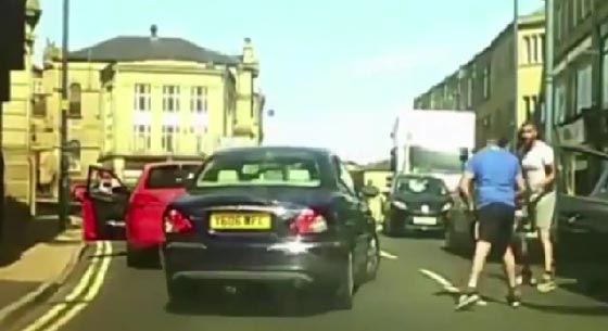 امرأة تعتدي بعصا بيسبول على تاجر سيارات بعد فشل صفقة البيع.. فيديو صورة رقم 3