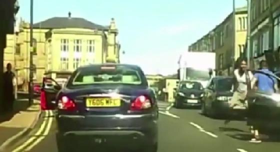 امرأة تعتدي بعصا بيسبول على تاجر سيارات بعد فشل صفقة البيع.. فيديو صورة رقم 4