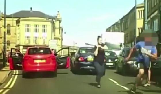 امرأة تعتدي بعصا بيسبول على تاجر سيارات بعد فشل صفقة البيع.. فيديو صورة رقم 5