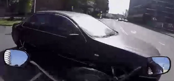    فيديو تصادم مروع بين دراجة نارية وسيارة صورة رقم 2