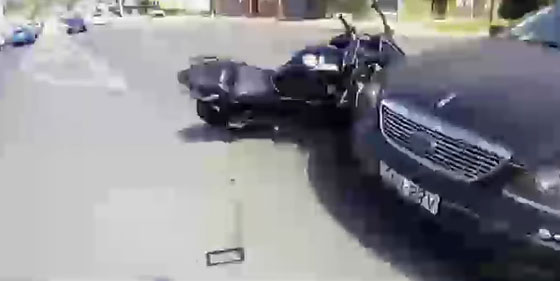    فيديو تصادم مروع بين دراجة نارية وسيارة صورة رقم 3