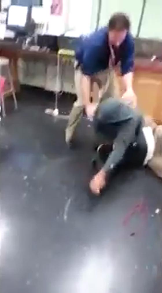 فيديو مثير.. معلم يبدي مهارة عالية في فك نزاع عنيف بين طالبين صورة رقم 1