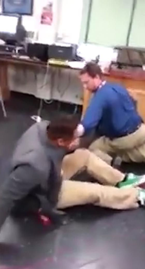 فيديو مثير.. معلم يبدي مهارة عالية في فك نزاع عنيف بين طالبين صورة رقم 2