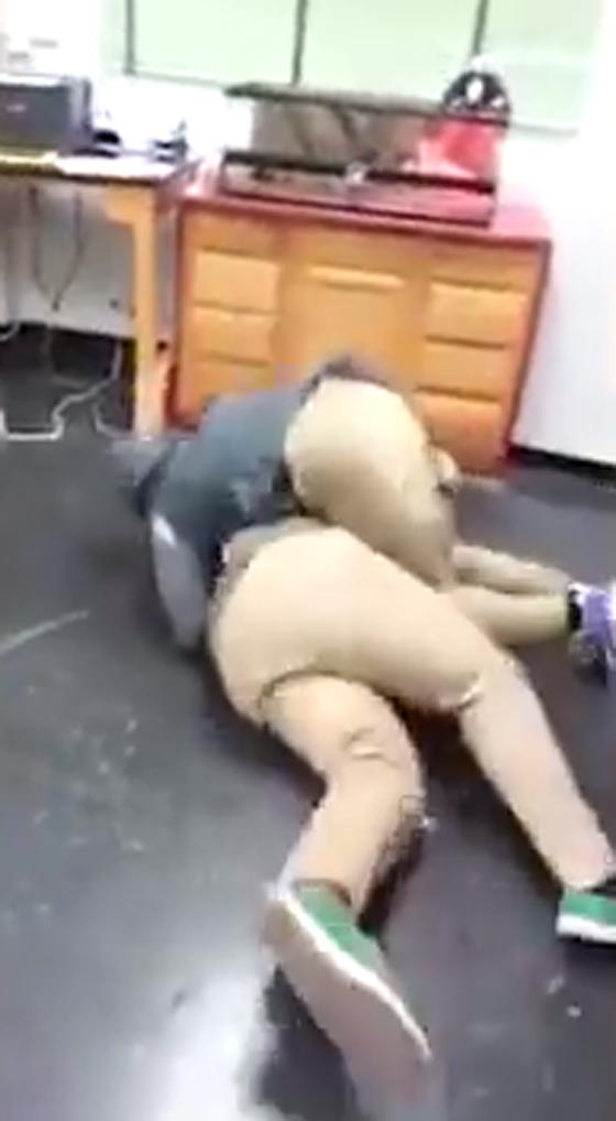 فيديو مثير.. معلم يبدي مهارة عالية في فك نزاع عنيف بين طالبين صورة رقم 3