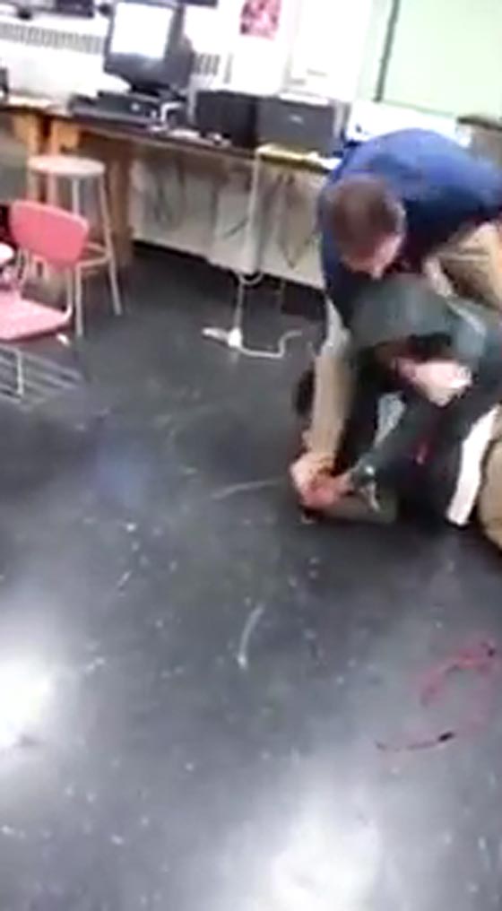 فيديو مثير.. معلم يبدي مهارة عالية في فك نزاع عنيف بين طالبين صورة رقم 4