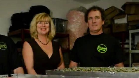 مراهق يقتل والديه وهما نائمان في قصرهما ويبكي في جنازتهما! صورة رقم 2