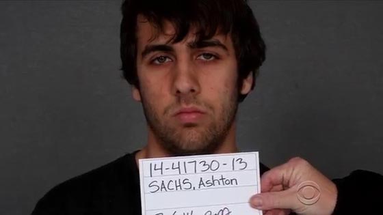 مراهق يقتل والديه وهما نائمان في قصرهما ويبكي في جنازتهما! صورة رقم 1