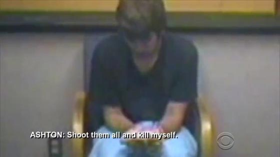 مراهق يقتل والديه وهما نائمان في قصرهما ويبكي في جنازتهما! صورة رقم 3