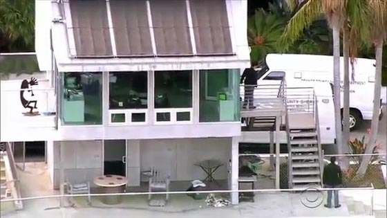 مراهق يقتل والديه وهما نائمان في قصرهما ويبكي في جنازتهما! صورة رقم 5