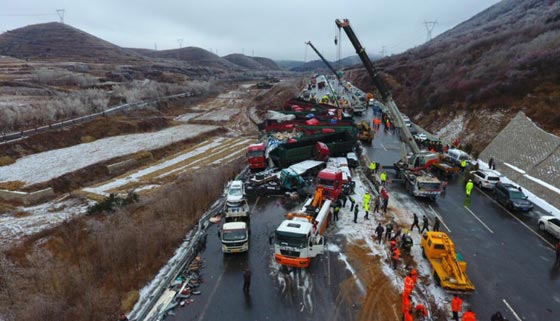  17 قتيلا وعشرات الجرحى في تصادم بين 56 سيارة بالصين صورة رقم 1