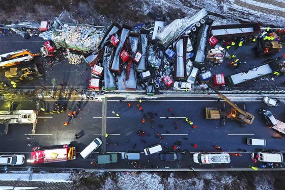  17 قتيلا وعشرات الجرحى في تصادم بين 56 سيارة بالصين صورة رقم 3